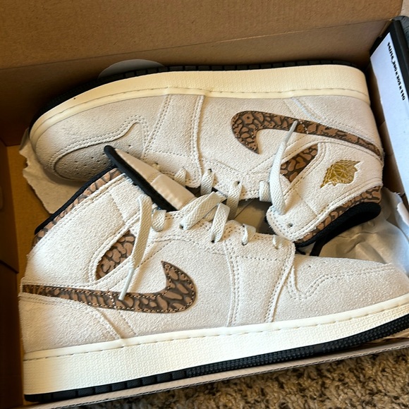 NWOB Nike Air Jordan 1 Mid SE “Light Orewood Brown” Size 5.5Y/7W - Picture 5 of 6